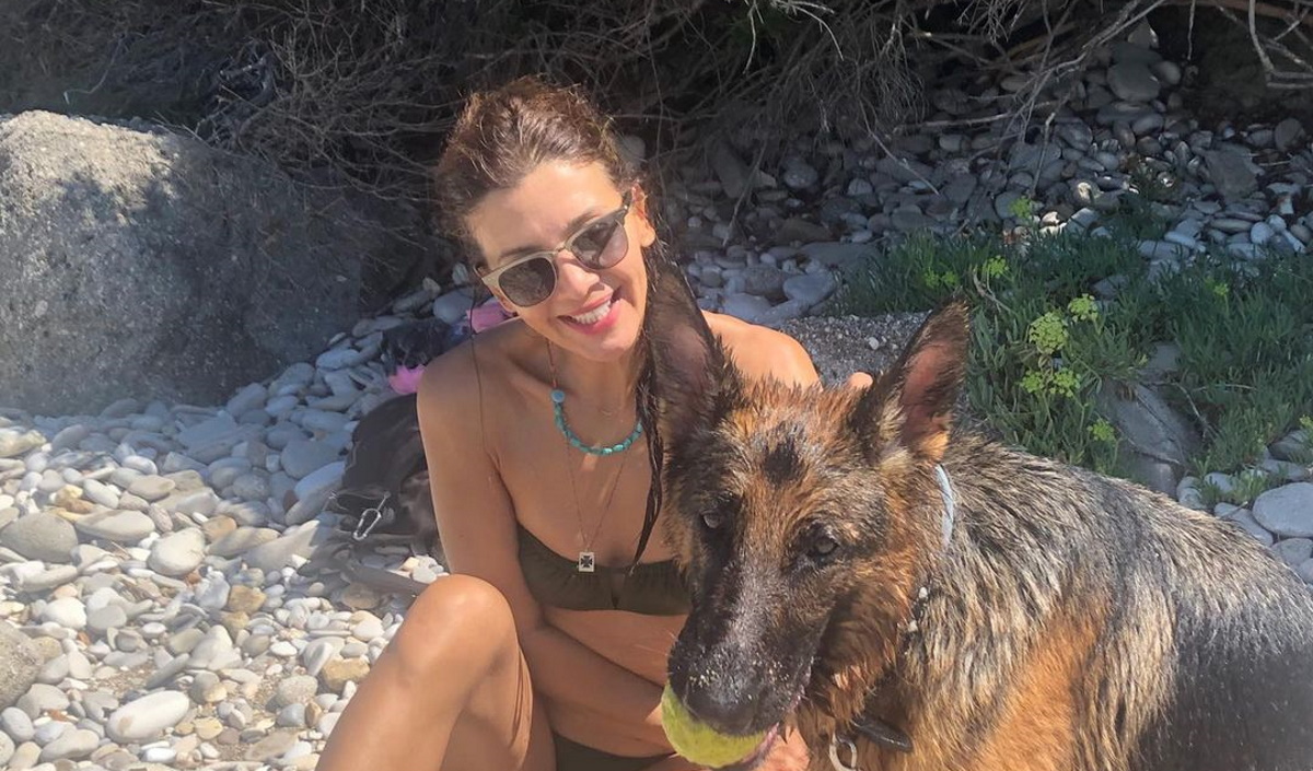 Kατερίνα Λέχου: Με μπικίνι στην παραλία δείχνει τα ατέλειωτα πόδια της