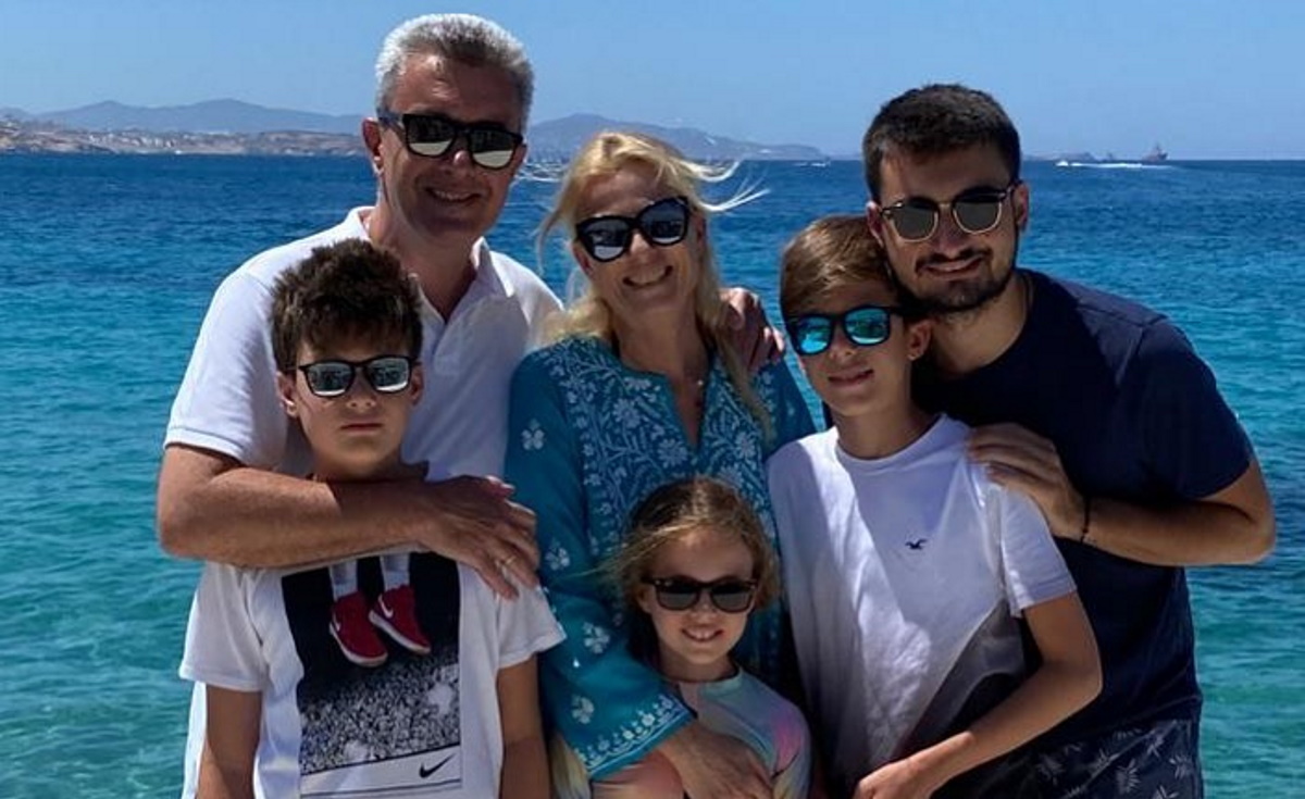 Νίκος Χατζηνικολάου: Οικογενειακές διακοπές στην Άνδρο! Αποκλειστική φωτογραφία
