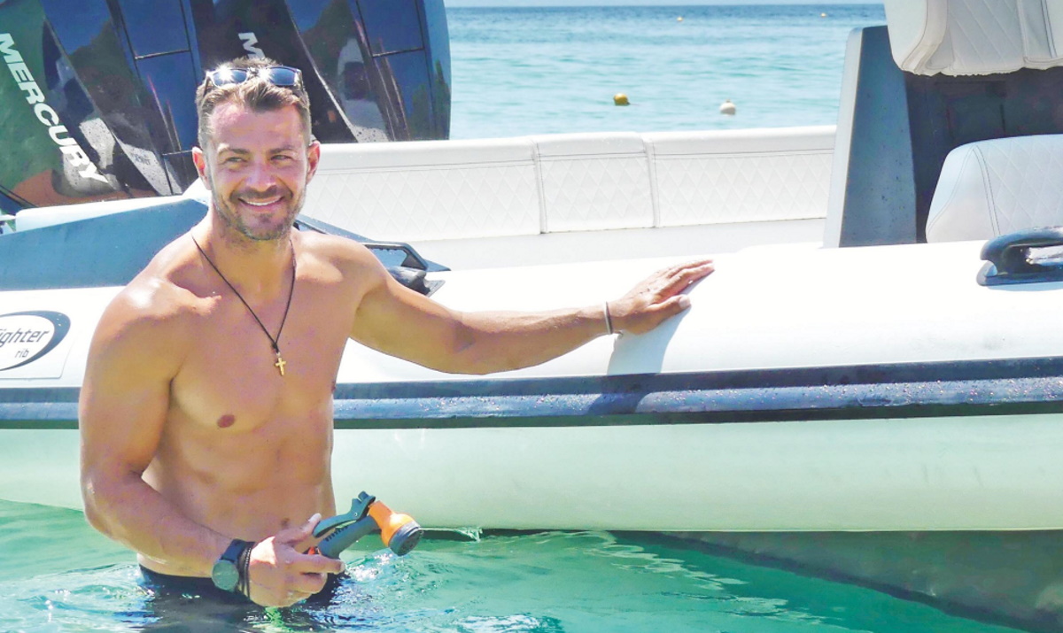 Γιώργος Αγγελόπουλος: Φορά το μαγιό του και πλένει το σκάφος του στη Σκιάθο