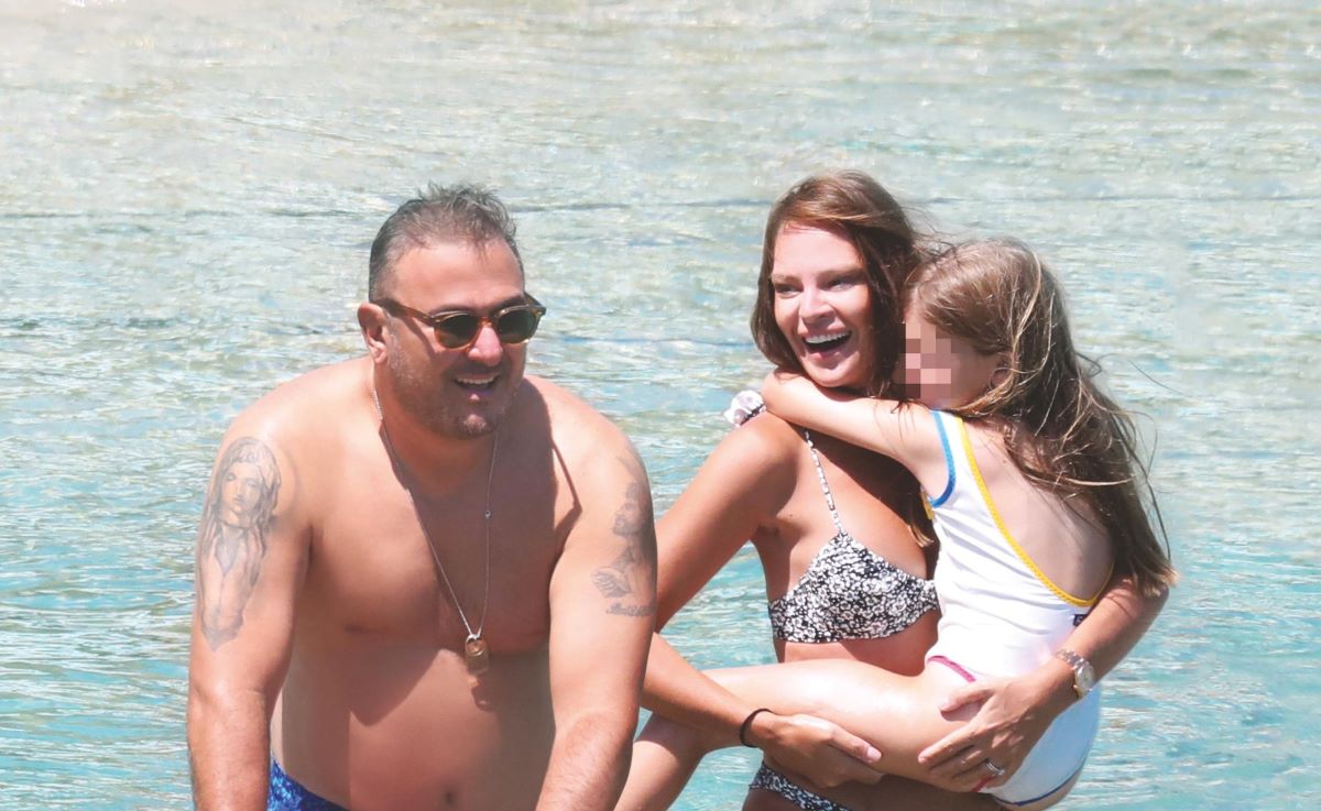 Αντώνης Ρέμος – Υβόννη Μπόσνιακ: Με την κόρη τους στη Μύκονο