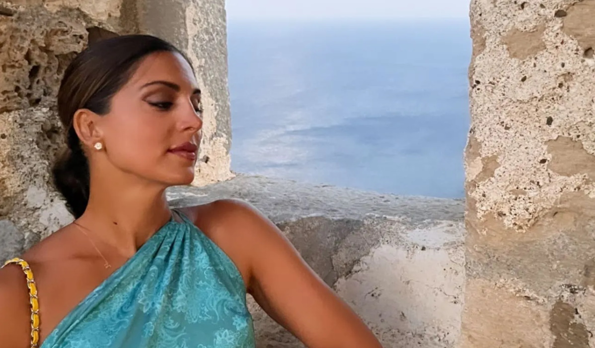 Σταματίνα Τσιμτσιλή: Με μίνι grecian dress στην Αστυπάλαια – Πού το έχει ξαναφορέσει