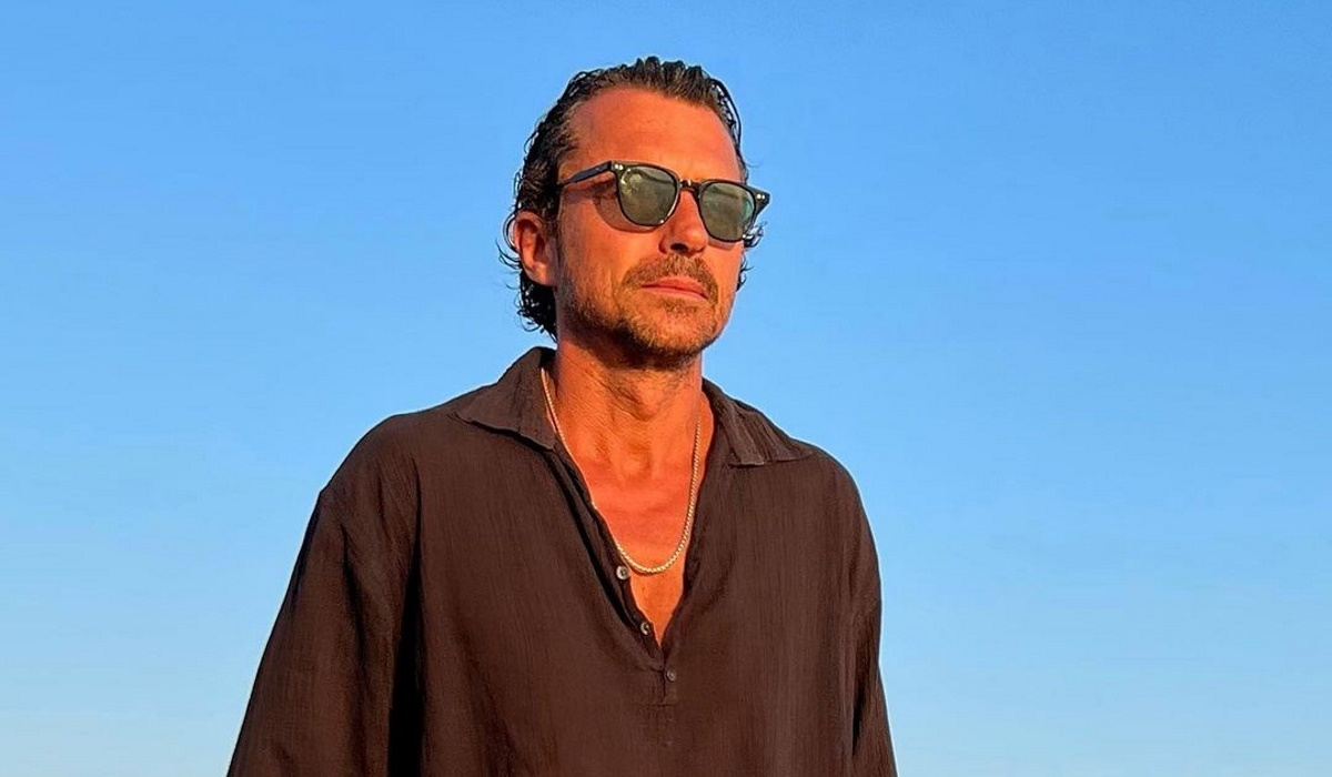 Γουίλιαμ Αμπαντί: Σε ποιο ελληνικό νησί κάνει διακοπές ο πρωταγωνιστής του Emily In Paris