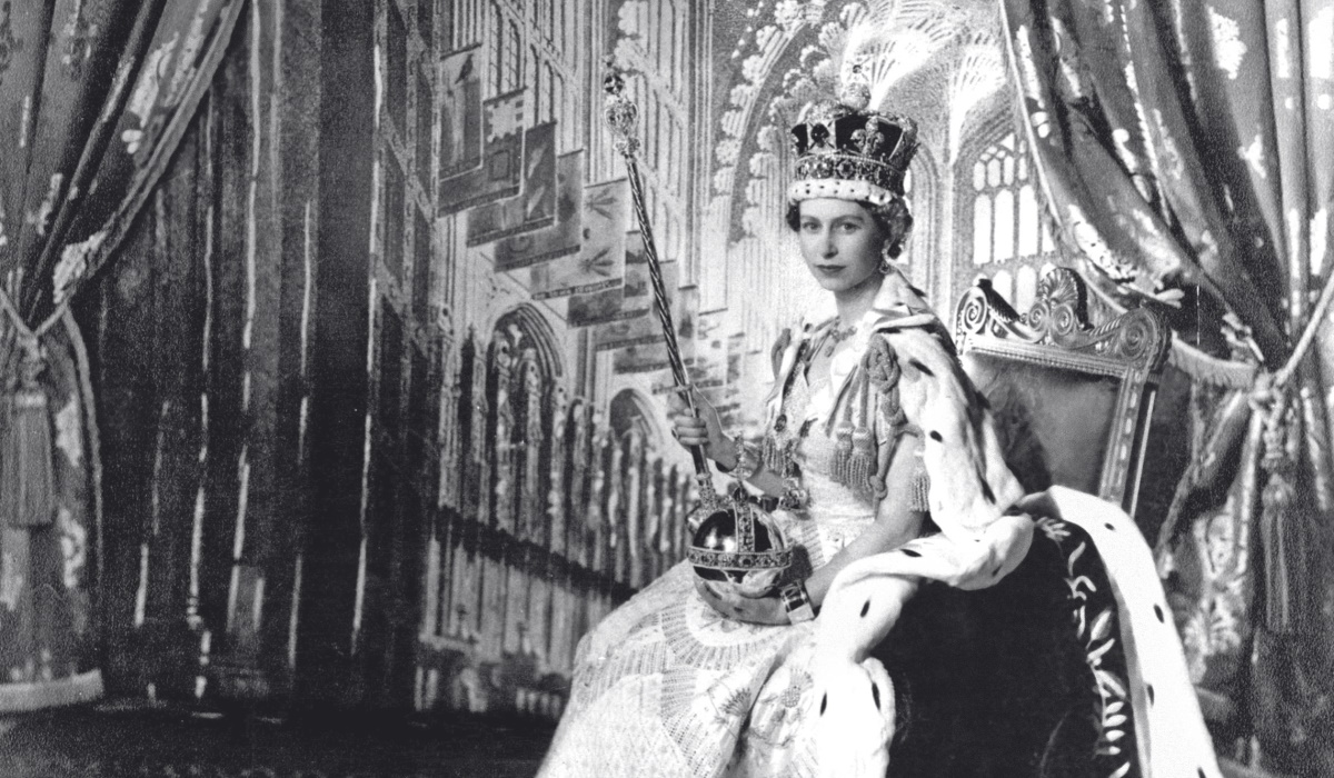 Βασίλισσα Ελισάβετ: Στιγμιότυπα μιας μυθιστορηματικής ζωής