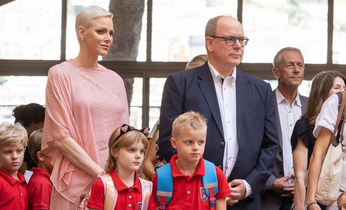 Πριγκίπισσα Σαρλίν: Με ροζ σύνολο στο σχολείο των παιδιών της – Ποιο brand επέλεξε