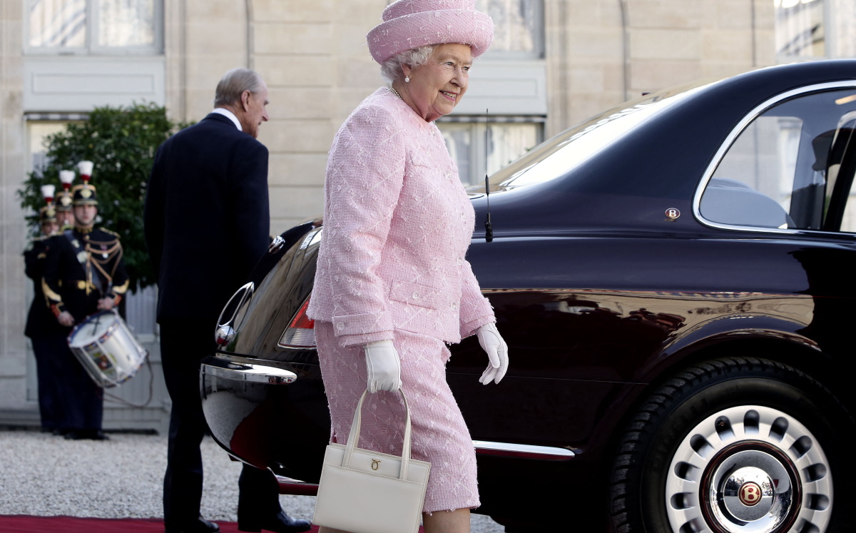 Bασίλισσα Ελισάβετ: Ο λόγος που κρατούσε την τσάντα της έως και την τελευταία της επίσημη εμφάνιση