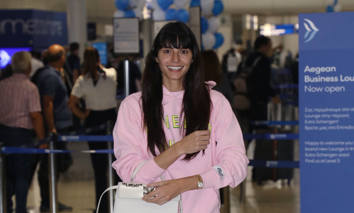 Hλιάνα Παπαγεωργίου: Με ροζ sporty φόρμα αξίας 810 ευρώ στο αεροδρόμιο