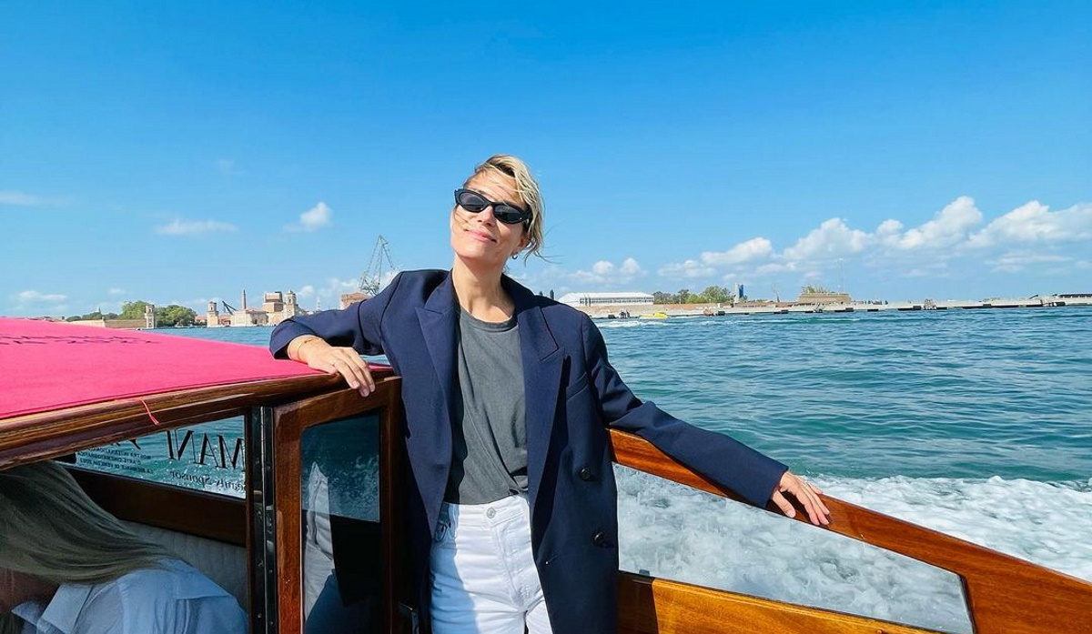 Βίκυ Καγιά: Δείτε την grande της εμφάνιση στην Μπιενάλε της Βενετίας – Σαν σταρ του σινεμά