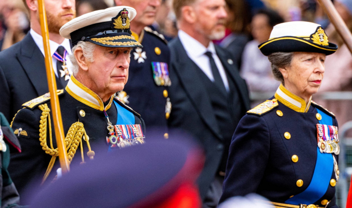 Πριγκίπισσα Άννα: Η επιβλητική της παρουσία με στρατιωτική στολή στην κηδεία της βασίλισσας