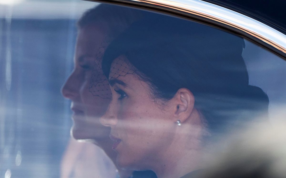 Δούκισσα Κάθριν – Μέγκαν Μαρκλ: Aκολούθησαν τη πομπή της βασίλισσας Ελισάβετ με αυτοκίνητα