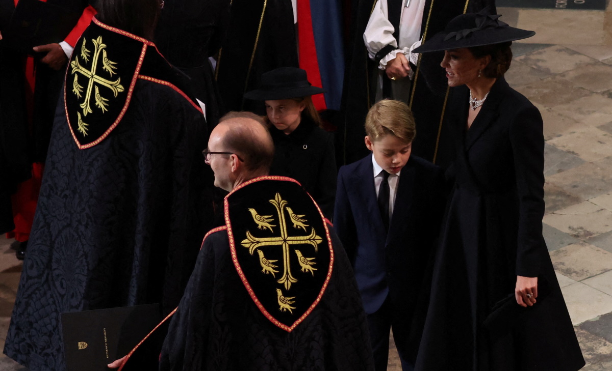 Πριγκίπισσα Σάρλοτ: Στα μαύρα και με πένθιμο καπέλο στην κηδεία της βασίλισσας
