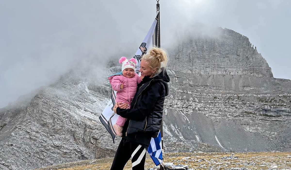 Τζούλια Νόβα: Ανέβηκε στον Όλυμπο με την 9 μηνών κόρη της