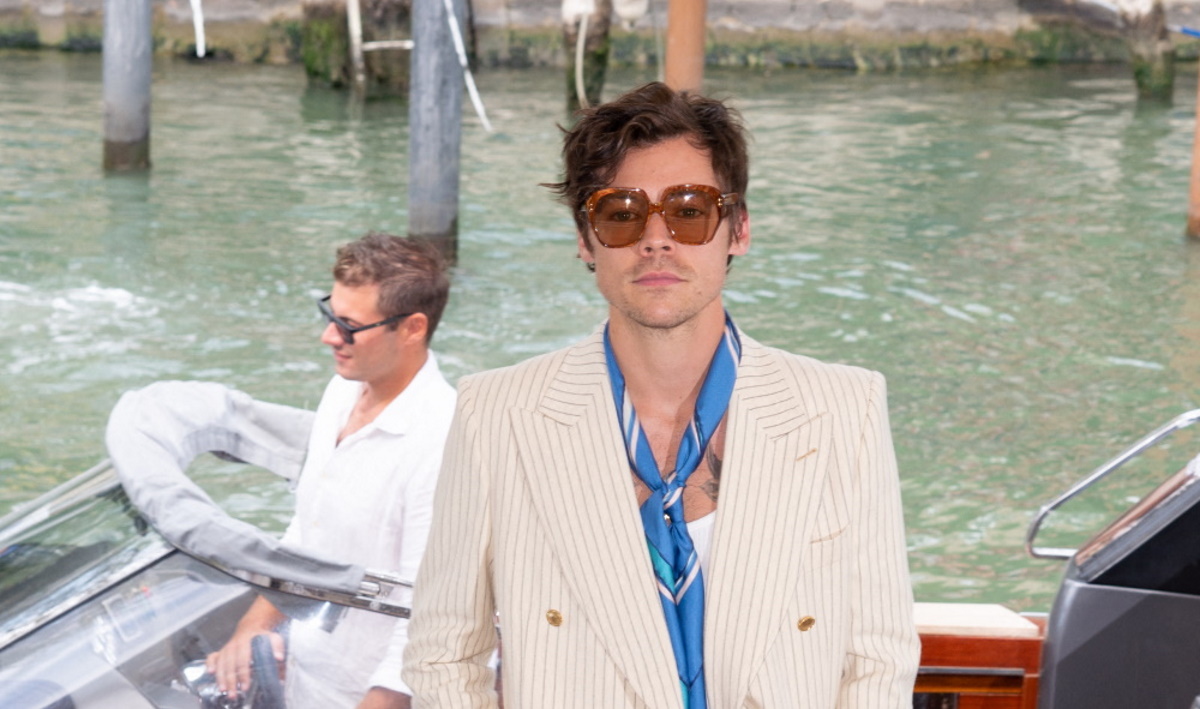 Χάρι Στάιλς: Τα 3 looks του στη Βενετία απέδειξαν πόσο fashion icon είναι