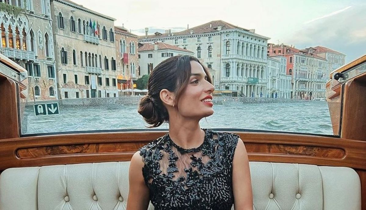 Τόνια Σωτηροπούλου: Mε εντυπωσιακό φόρεμα Mi-Ro στο κόκκινο χαλί του Φεστιβάλ Βενετίας