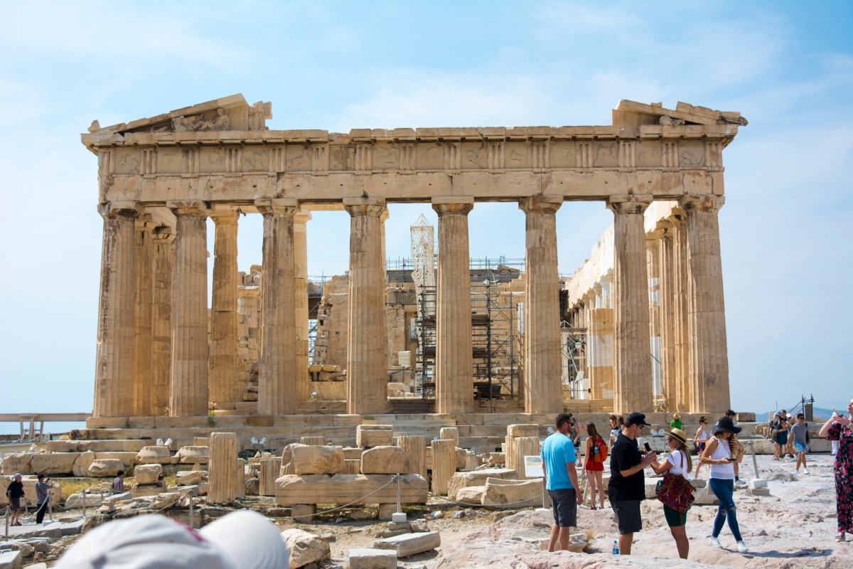Γυναίκα αυτοκτόνησε πέφτοντας από την Ακρόπολη – Λίγο πριν μιλούσε στο τηλέφωνο με τον σύντροφό της