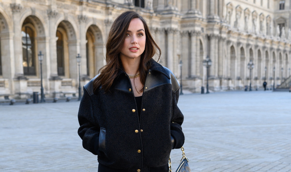 Άνα ντε Άρμας: Mε εμβληματικές μπότες στην παρουσίαση της νέας κολεξιόν Louis Vuitton στο Παρίσι