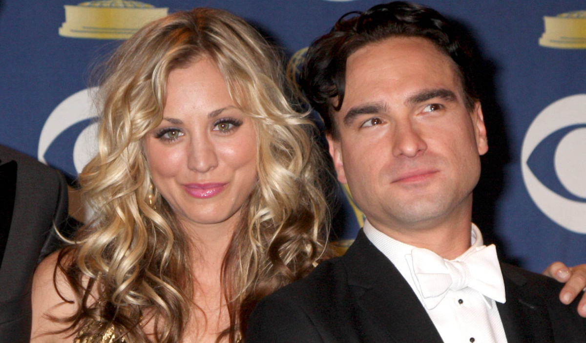 Κέιλι Κουόκο – Τζόνι Γκαλέκι: Ο λόγος που έκρυβαν ότι είναι ζευγάρι όσο πρωταγωνιστούσαν στο The Big Bang Theory