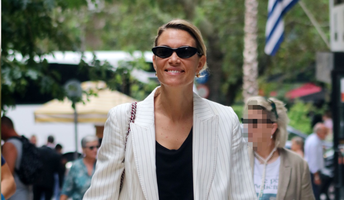 Βίκυ Καγιά: Πώς συνδύασε το λευκό κοστούμι σε εμφάνισή της στην Αθήνα