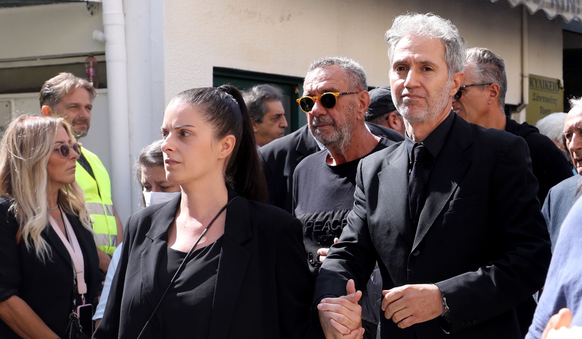 Δημήτρης Κόκοτας: Με τη σύζυγό του, Κατερίνα και τις αδελφές του στην κηδεία του πατέρα τους, Σταμάτη
