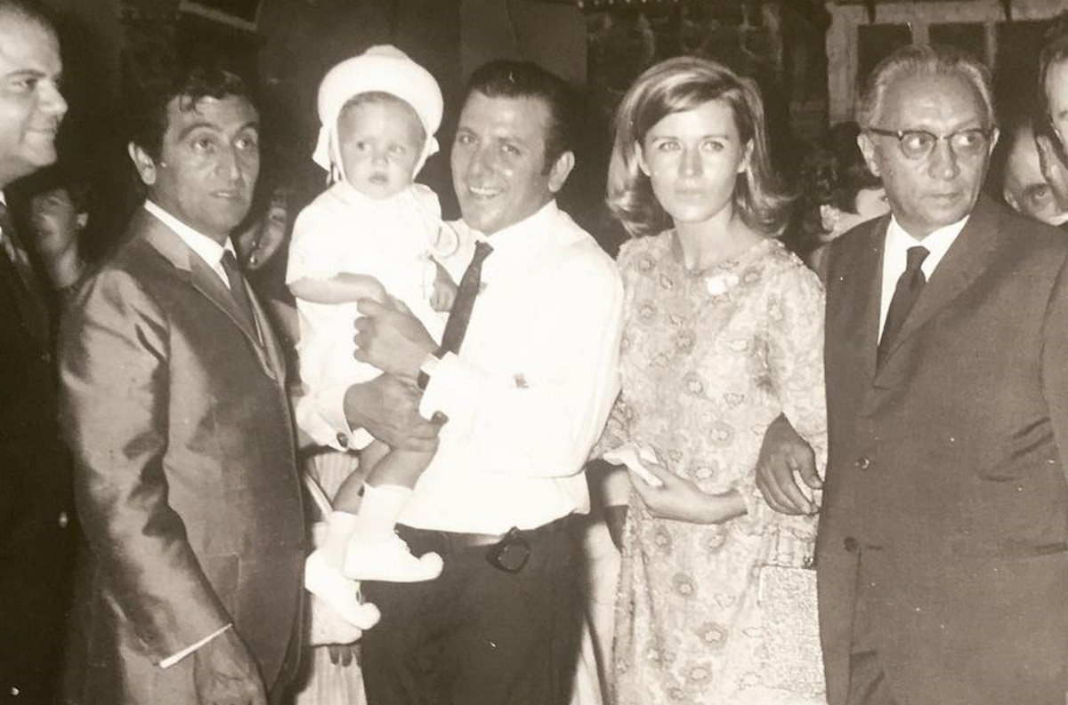 Κώστας Βουτσάς: Σπάνια φωτογραφία με τους γονείς του και την Έρρικα Μπρόγιερ