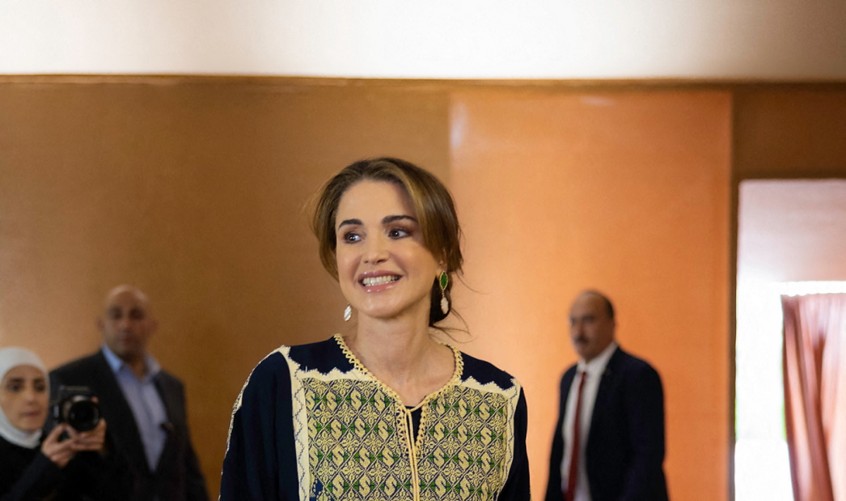 Bασίλισσα Ράνια: Mε βελούδινο έθνικ φόρεμα σε επίσημη εμφάνιση στην Ιορδανία