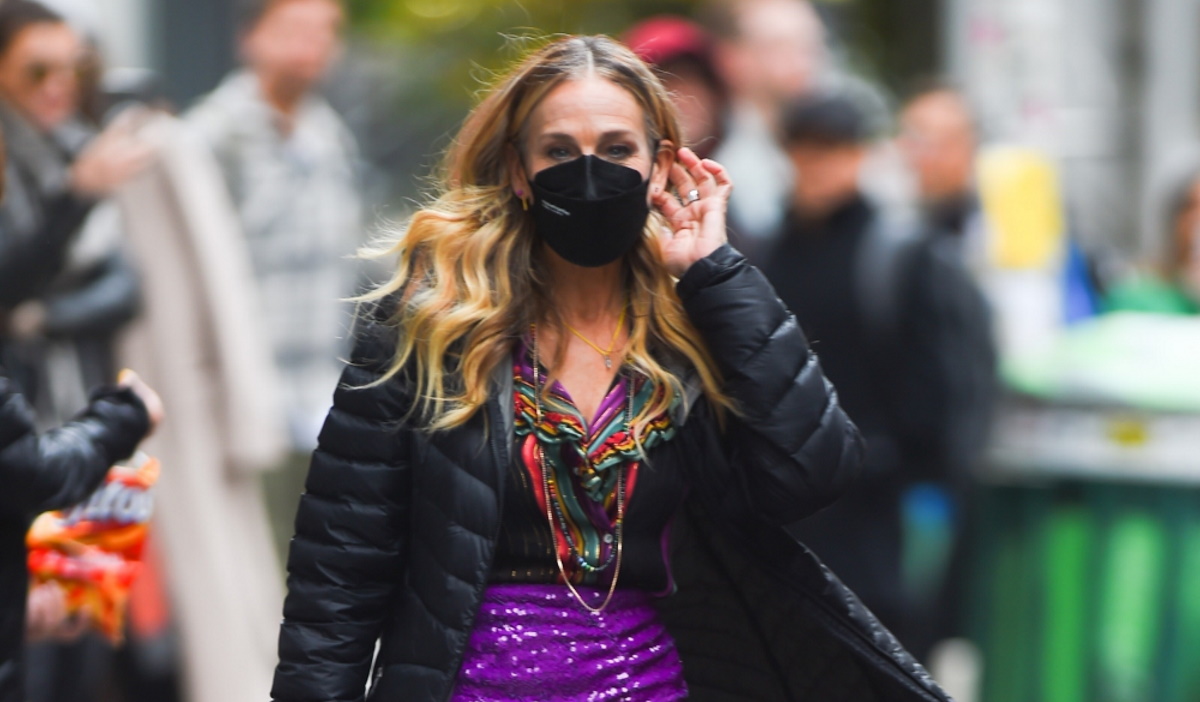 Σάρα Τζέσικα Πάρκερ: Mε αστραφτερή μοβ φούστα και puffer παλτό στη Νέα Υόρκη