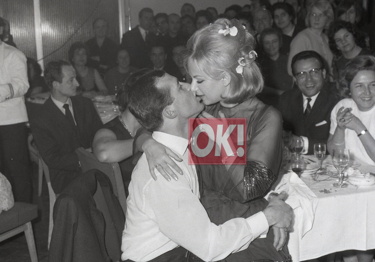Αποκλειστικό! Η Αλίκη Βουγιουκλάκη στην αγκαλιά του Δημήτρη Παπαμιχαήλ στη δεξίωση του γάμου τους 57 χρόνια πριν