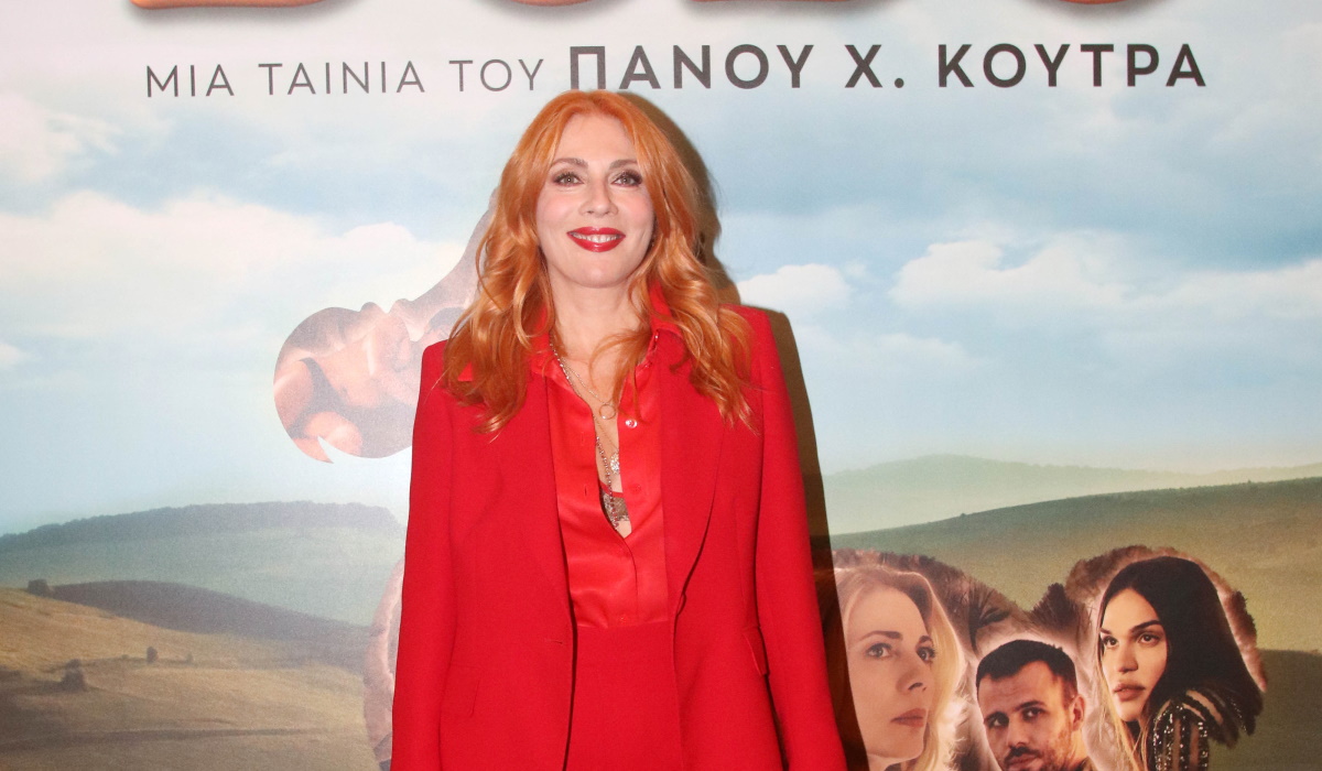 Σμαράγδα Καρύδη: Lady in red στην παρουσίαση της ταινίας Dodo στην Ελλάδα
