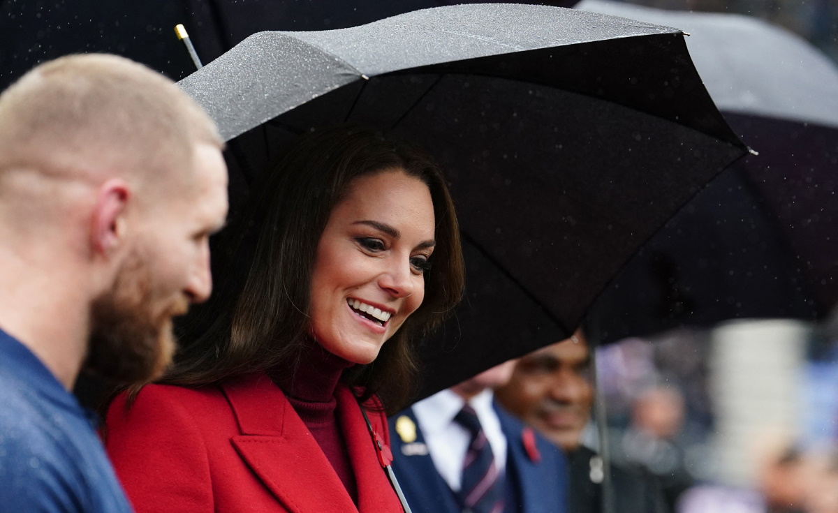 Πριγκίπισσα Κάθριν: Με κόκκινο παλτό αξίας 3.490 ευρώ σε αγώνα ράγκμπι – Ποιον οίκο μόδας επέλεξε