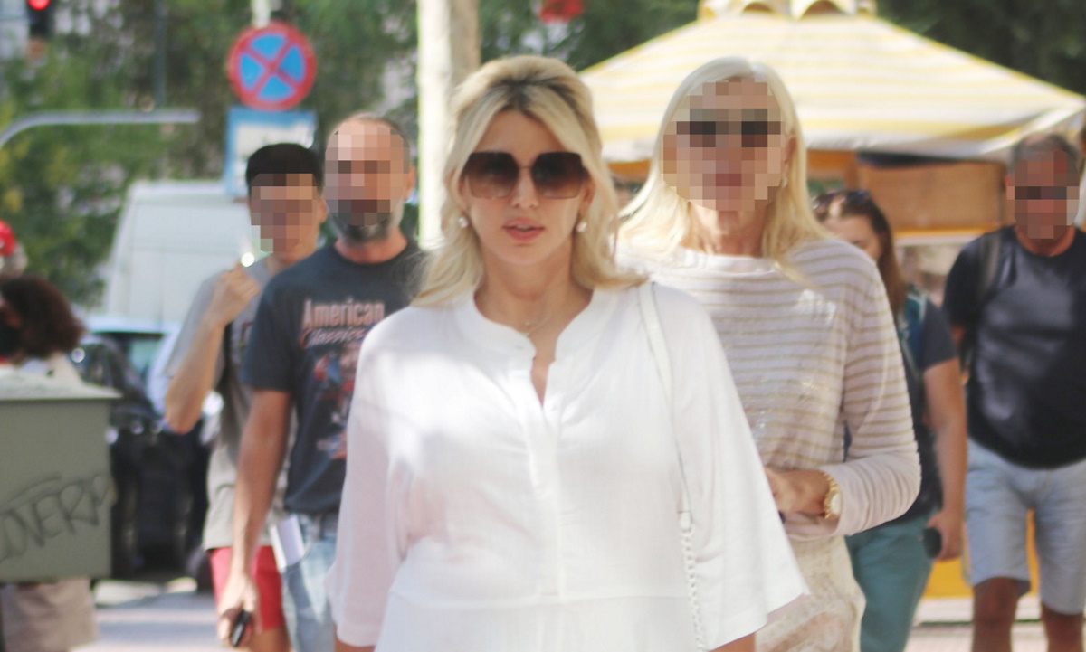 Kωνσταντίνα Σπυροπούλου: Με μίνι λευκό φόρεμα – Το συνδύασε με επώνυμα sneakers