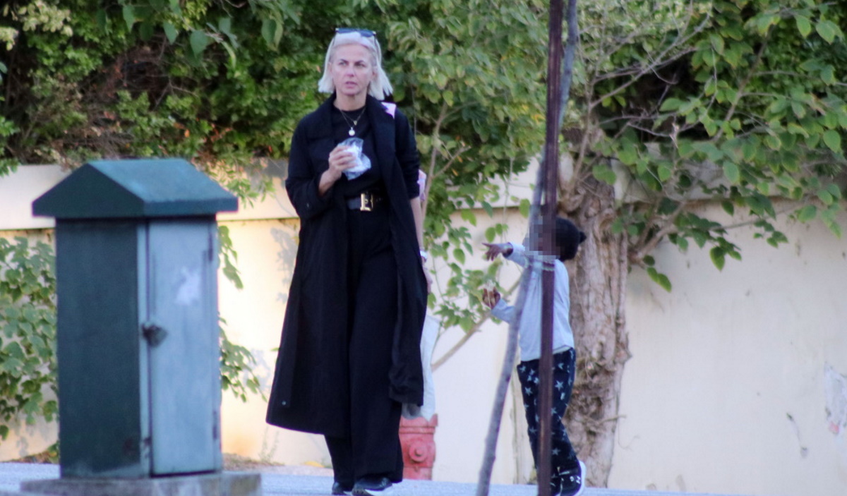 Xριστίνα Κοντοβά: Επέλεξε total black σύνολο στη βόλτα με την κόρη της, Έιντα