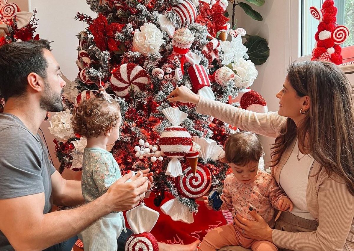 Χριστίνα Μπόμπα: Φτιάχνει χριστουγεννιάτικα κουλουράκια μαζί με τις δίδυμες κόρες της