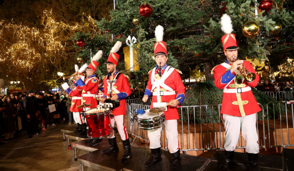 Η Αθήνα «φόρεσε» τα γιορτινά της: Φωτογραφίες και βίντεο από τη φωταγώγηση στην πλατεία Συντάγματος