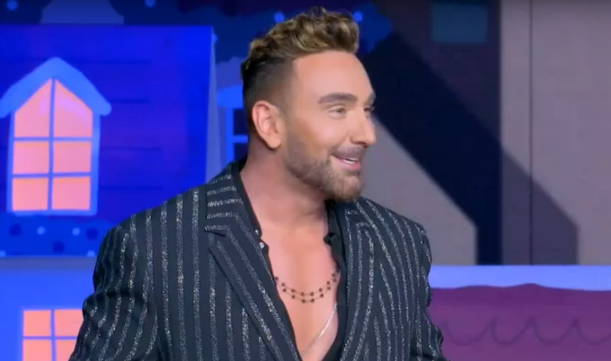 Νίκος Κοκλώνης: Ποιον οίκο επέλεξε για το look του στο J2US την παραμονή των Χριστουγέννων;
