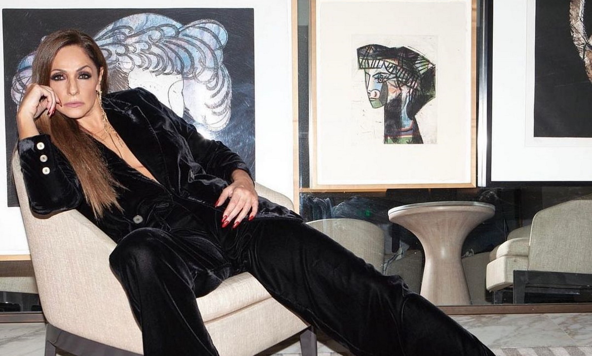 Βίκυ Κουλιανού: Μελαχρινή καλλονή με παστέλ κοστούμι Dior – Η throwback φωτογραφία από το catwalk