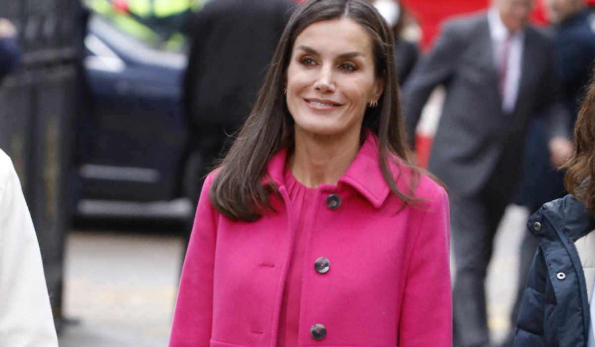 Βασίλισσα Λετίσια: Με head-to-toe ροζ σύνολο σε επίσημη εμφάνιση – Πόσο κοστίζει το παλτό της