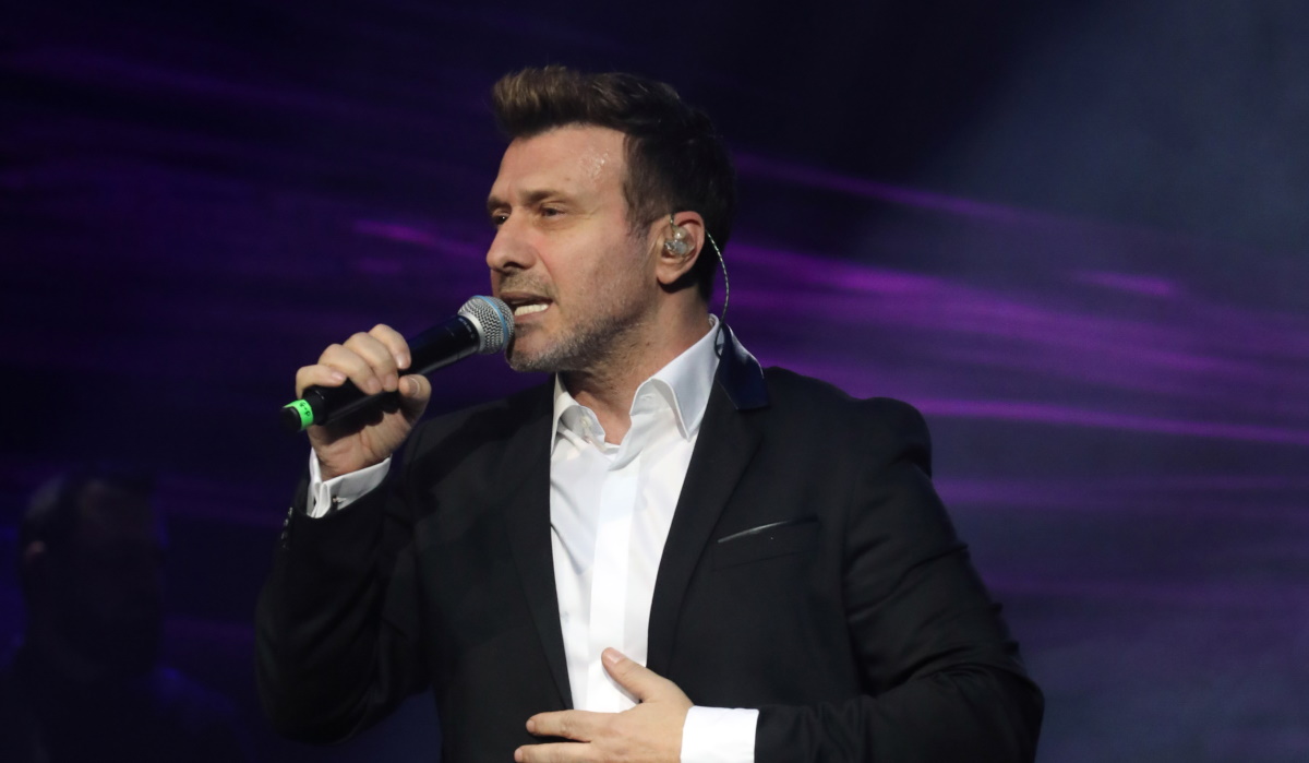 Γιάννης Πλούταρχος: Το σχόλιό του γι’αυτούς που επέλεξαν να τραγουδήσουν λίγες μερές μετά το δυστύχημα στα Τέμπη