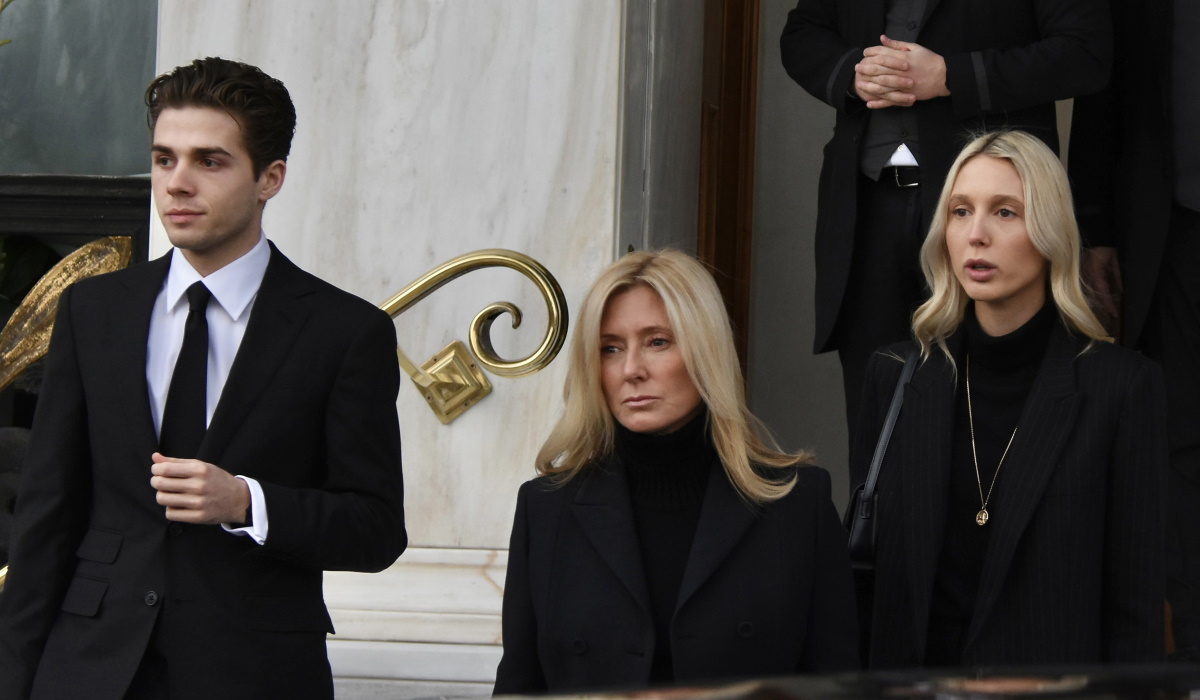 Στην Αθήνα τα παιδιά του Παύλου και της Μαρί Σαντάλ: Ντυμένοι στα μαύρα έξω από τη Μεγάλη Βρετανία