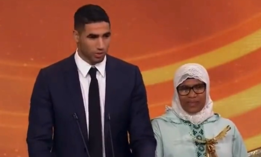 Ασράφ Χακίμι: Το σημαντικό βραβείο που παρέλαβε μαζί με τη μητέρα του