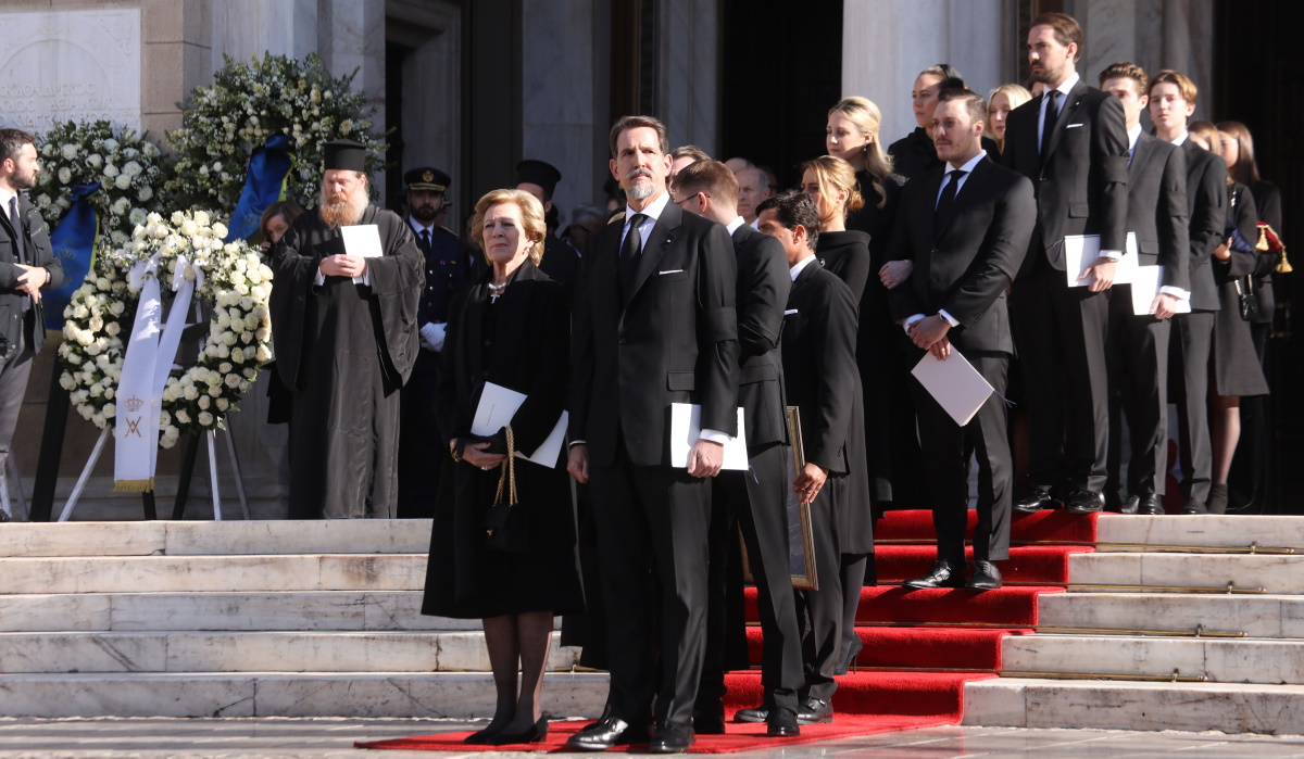 Τέως βασιλιάς Κωνσταντίνος: Οι γιοι του μετέφεραν το φέρετρο ως την τελευταία κατοικία