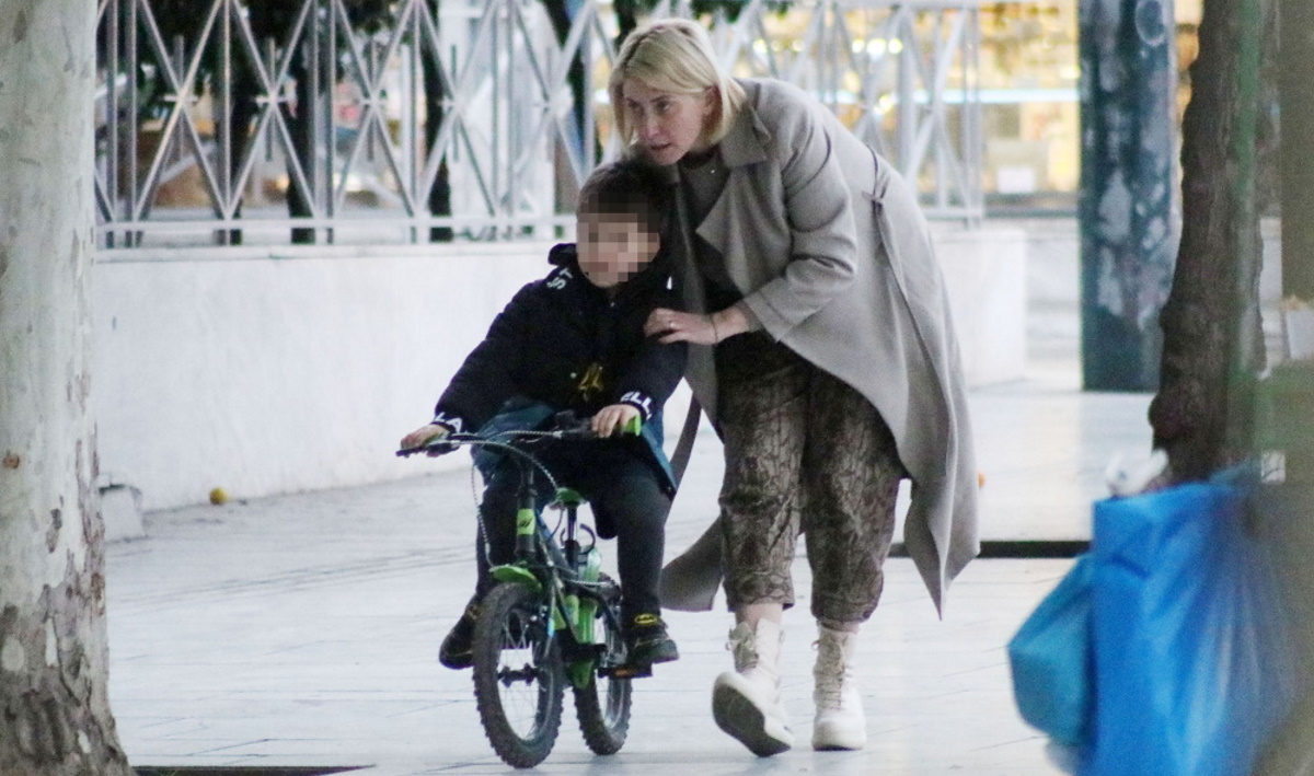 Σία Κοσιώνη: Μαθαίνει στον γιο της Δήμο να κάνει ποδήλατο