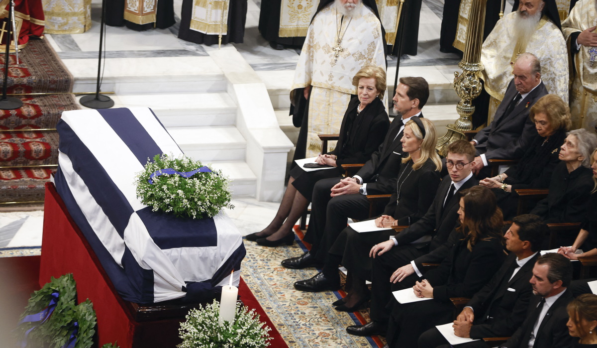 Καρέ καρέ η κηδεία του τέως βασιλιά Κωνσταντίνου – Η συγκίνηση της οικογένειας και ο επικήδειος του Παύλου
