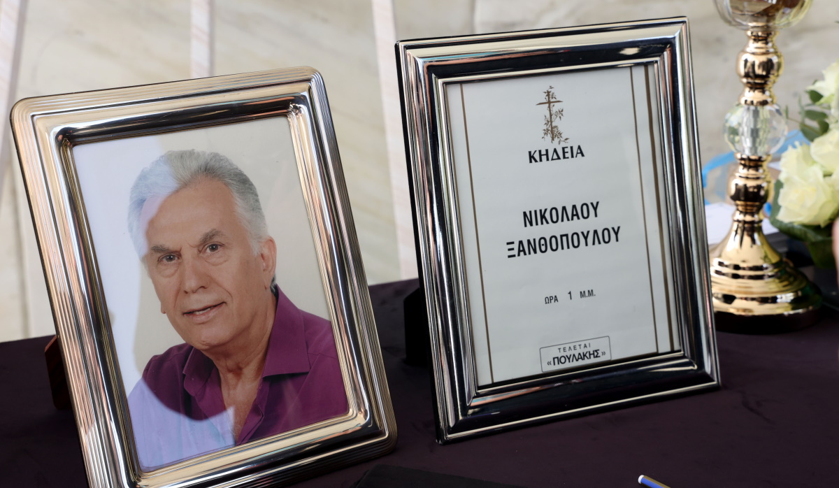 Το στεφάνι της ΑΕΚ στην πολιτική κηδεία του Νίκου Ξανθόπουλου