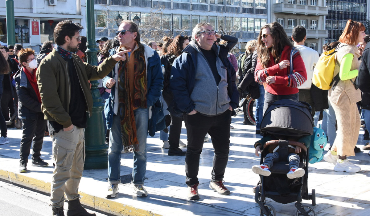 Ορφέας Αυγουστίδης – Γεωργία Κρασσά: Στη συγκέντρωση διαμαρτυρίας των καλλιτεχνών με τον γιο τους