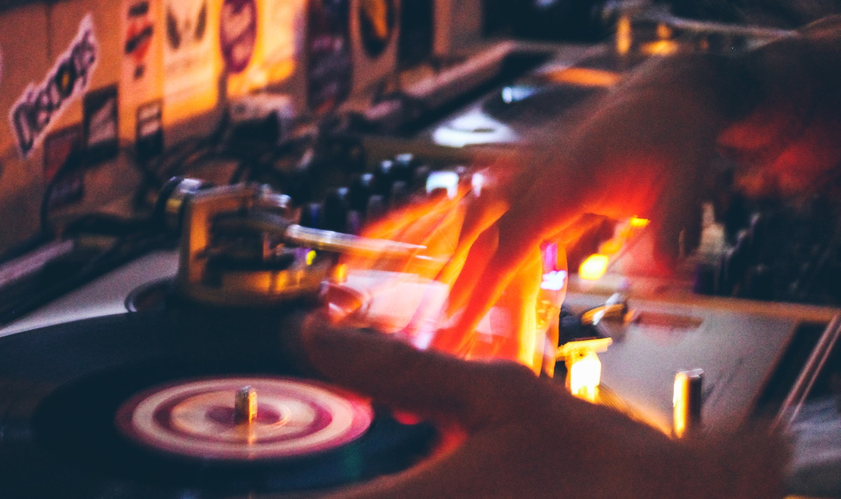 «Όσα λένε είναι ψέματα», υποστηρίζει ο γνωστός DJ για το περιστατικό στη Γλυφάδα