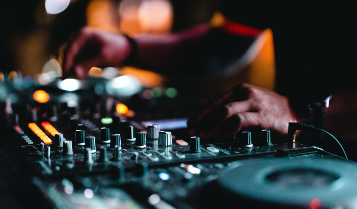 Γνωστός DJ επιτέθηκε σε πρώην σύντροφό του σε κλαμπ – Το ηχητικό ντοκουμέντο μετά το άγριο επεισόδιο 