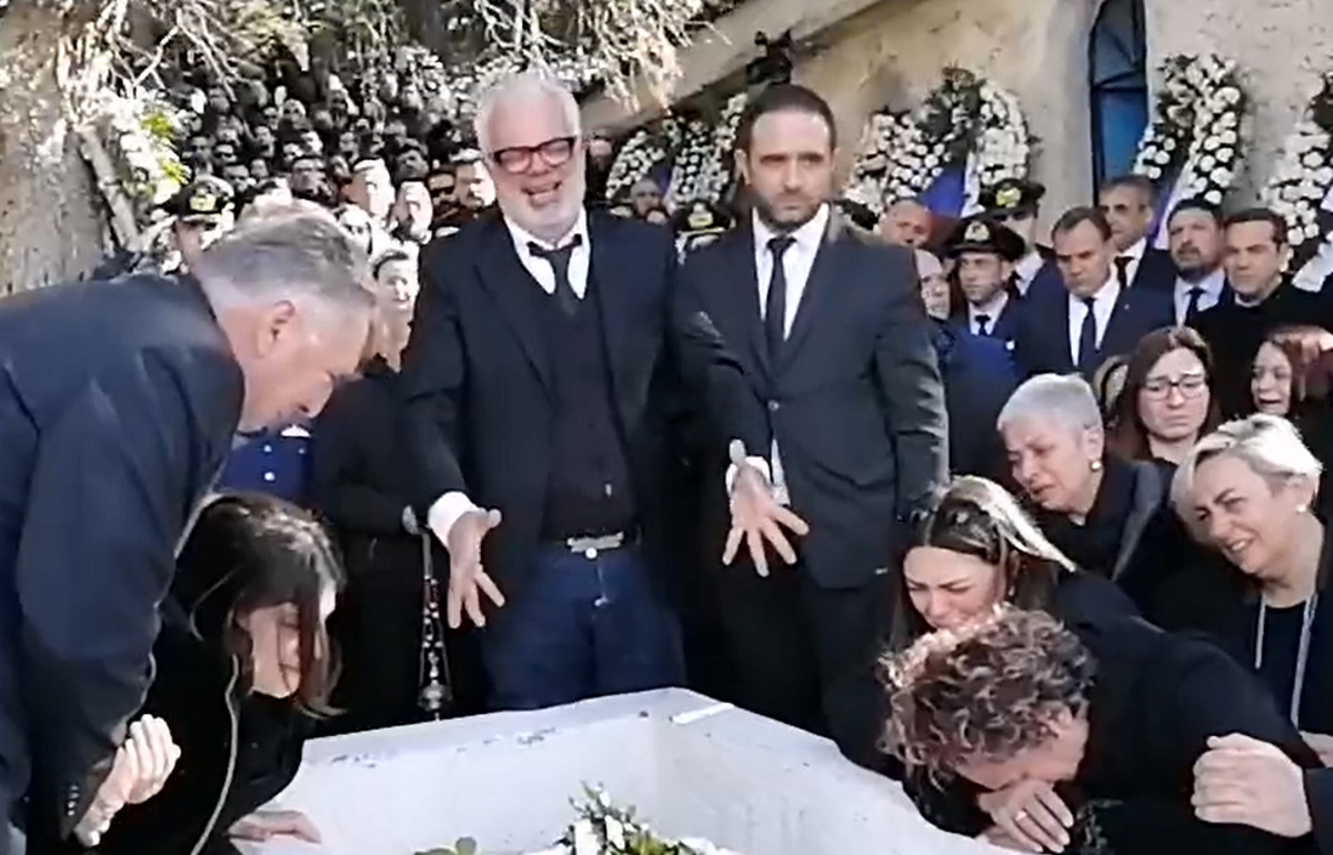 Ο σπαραγμός των γονιών του Μάριου Τουρούτσικα στην ταφή του – Το συγκλονιστικό βίντεο με το ξέσπασμα του πατέρα του