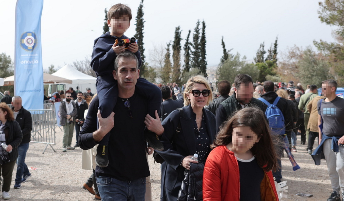 Σία Κοσιώνη – Κώστας Μπακογιάννης: Έκαναν Κούλουμα στην Αθήνα – Το casual look τους