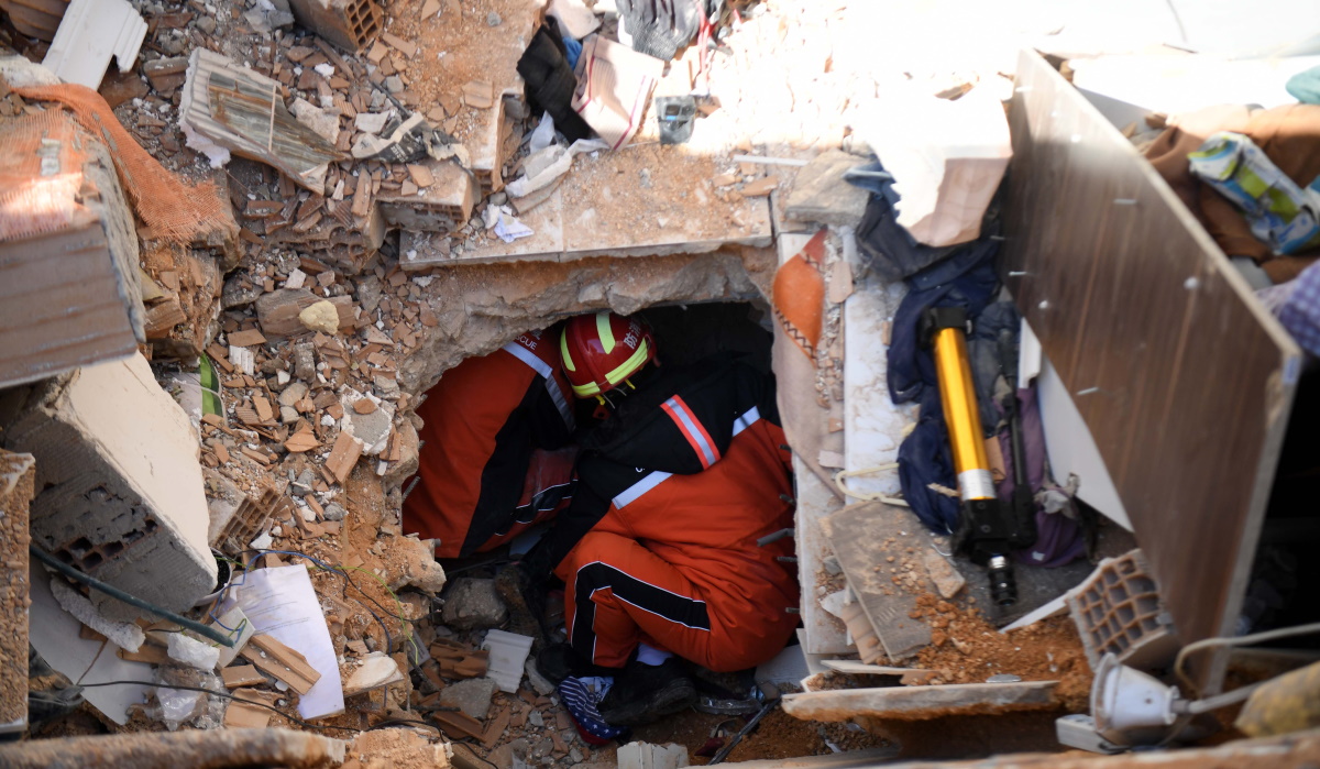 Σπαρακτική κραυγή ενός πατέρα που σκάβει με τα χέρια μέσα στα ερείπια για να βρει τις κόρες του