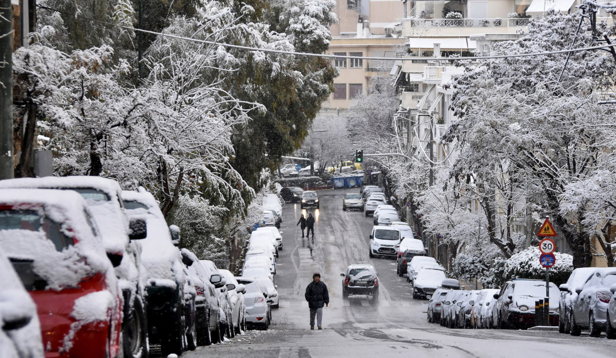 Εικόνες από τη χιονισμένη Αθήνα – Πώς θα εξελιχθεί η κακοκαιρία τις επόμενες ώρες