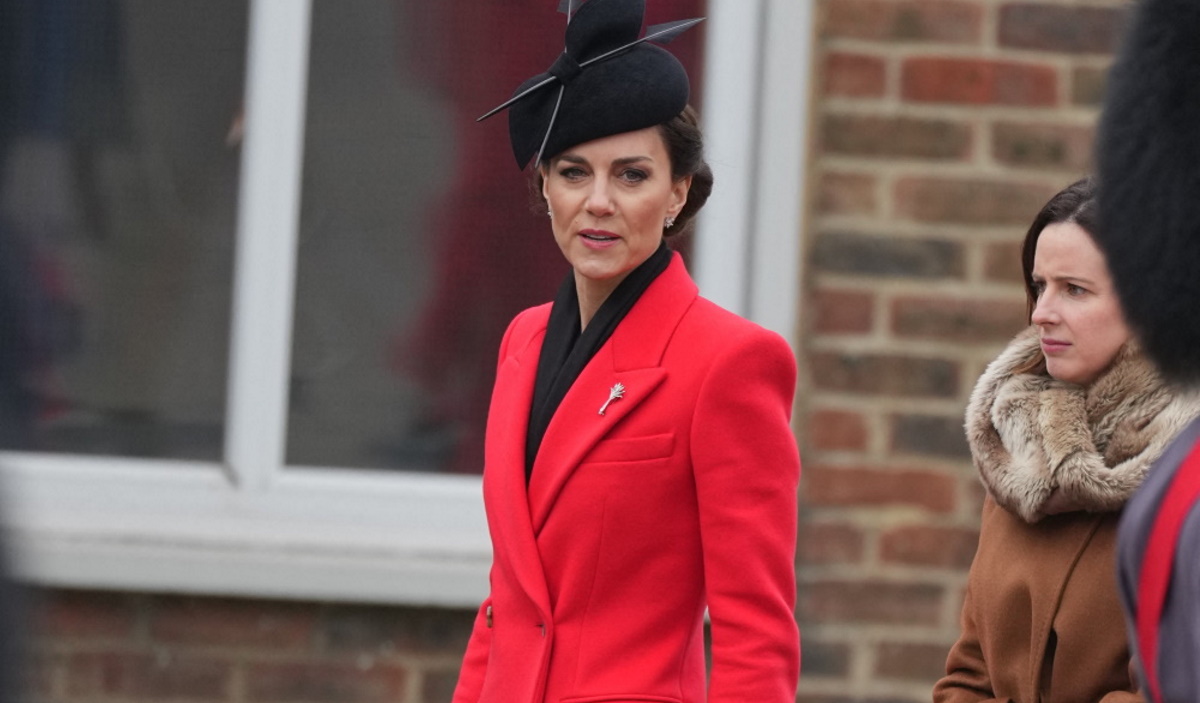Πριγκίπισσα Κάθριν: Επίσημη εμφάνιση με κόκκινο παλτό και εμβληματική καρφίτσα της βασίλισσας Ελισάβετ